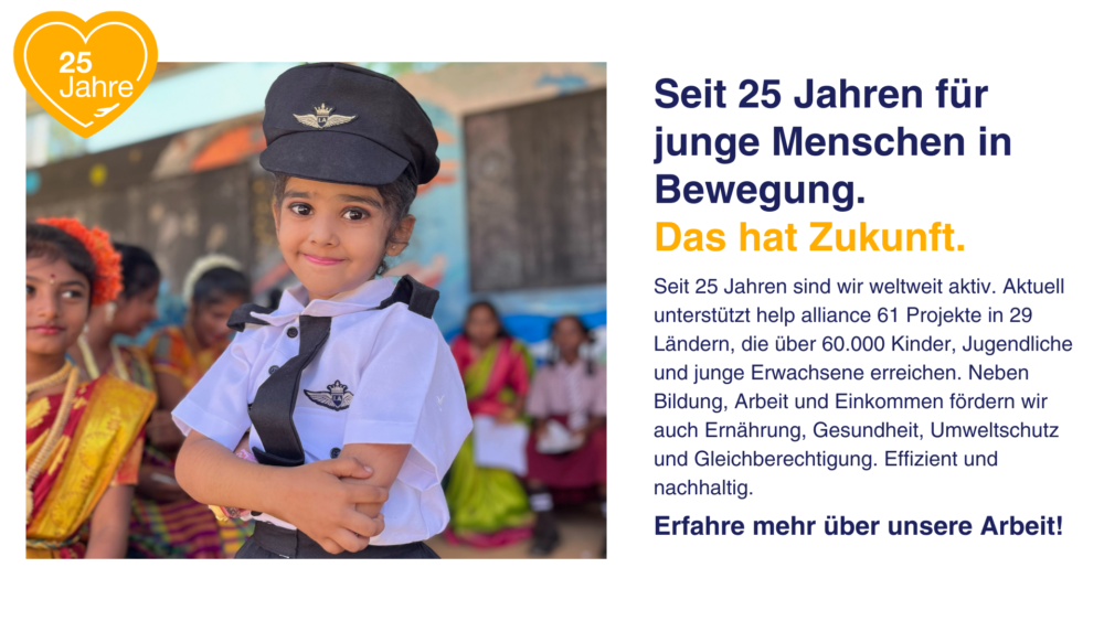 Junges Mädchen in Pilotenkostüm lächelt in die Kamera. Text: Seit 25 Jahren für junge Menschen in Bewegung. Das hat Zukunft. 25 Jahre Help Alliance Logo.
